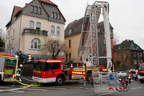 Im Teleskopkorb wurde der Zehnjährige durch die Feuerwehr von dem Balkon des Mehrfamilienhauses gerettet.  Foto: Steffen Gross 