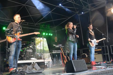 Die Coverband "CNO Live" aus dem Rhein-Main-Gebiet hat den ersten Abend der "Live am Dom"-Reihe in Wetzlar mit Liedern aus den 60er-, 70er- und 90er-Jahren eröffnet.