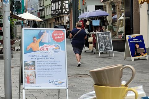 Aufsteller und Plakate bewerben die gerade gestartete Aktion des Altstadt-Bon-Gewinnspiels. Wer in Altstadt und Langgasse für mehr als 50 Euro einkauft, kann mit seinem Kassenzettel an einem Gewinsspiel teilnehmen. 