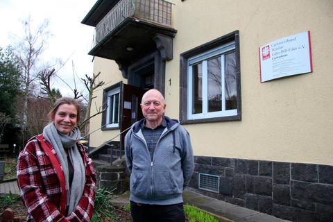 Die Pandemie erschwert die Hilfe für obdachlose Menschen. Julia Kusminder und Bernd Schneider vom Caritashaus in der Braunfelser Straße sind aber weiter für die Betroffenen da.  Foto: Olivia Heß 