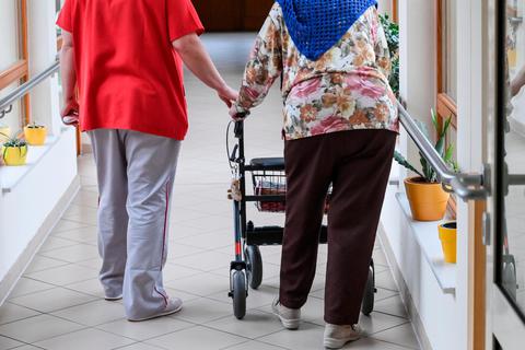 Mit zunehmenden Corona-Tests steigt die Belastung des Personals in Wetzlarer Alten- und Pflegeheimen.  Symbolfoto: Jens Kalaene/dpa 