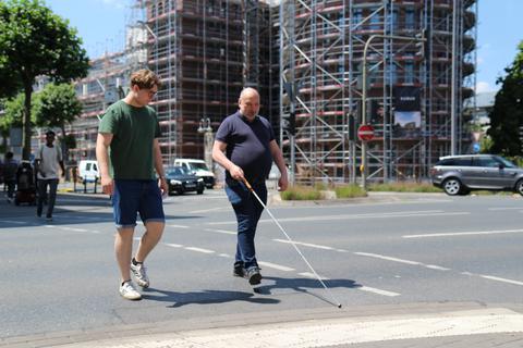 Thomas Brendel (rechts) zeigt Redakteur Sebastian Reh die Problemstellen für Blinde in der Wetzlarer Innenstadt.