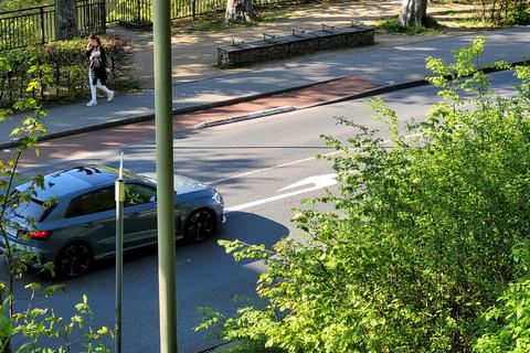 So sieht die Radinfrastruktur in der Hausertorstraße bislang aus: Ein kurzer Streifen führt Radler vom gemeinsam genutzten Gehweg auf die Fahrbahn, künftig sollen die Pedalisten auf der nördlichen Straßenseite einen Radstreifen bekommen.