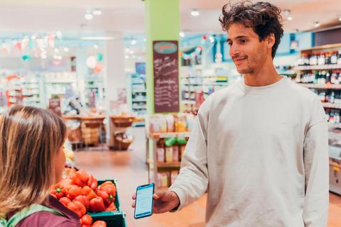 Einkaufen mit der App auf dem Handy - so können überschüssige Lebensmittel vor dem Wegschmeißen bewahrt werden.   Symbolfoto: Jan-Philipp Winkler/Lisa Wartzack 