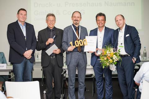 Als 1000. CCD-Mitgliedsunternehmen wurde die Druck- und Pressehaus Naumann GmbH & Co. KG aus Gelnhausen geehrt (v. l.): Prof. Dr. Peter Hohmann, Uwe Hainbach, Oliver Naumann, Prof. Dr. Jens Minnert und Christian Schreier. 