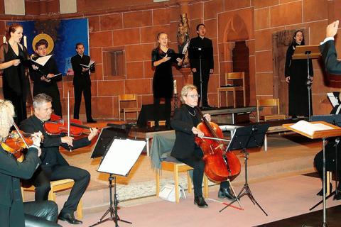 Aus dem Chor des Domes geben die Akteure ein stimmungsvolles Konzert mit barocken Kantaten.  Foto: Werner Volkmar 