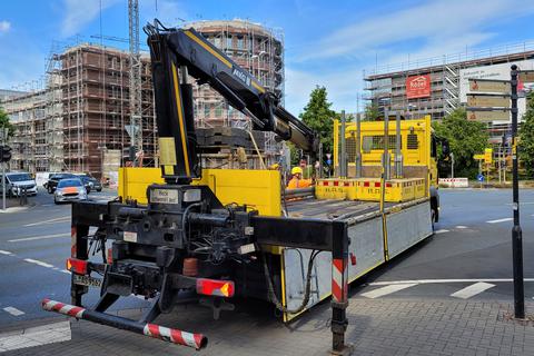 Kreishaus, Brückenstraße und nun auch noch der Buderusplatz: In Wetzlar bestimmen Baufahrzeuge und Menschen in Arbeitskluft das Bild. Am Buderusplatz muss nun die Ampel repariert werden.