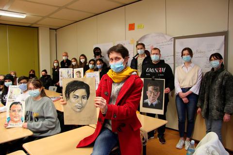 Inhaftierte und ermorderte Journalisten bekommen ein Gesicht: Lehrerin Natascha Hoefer (Mitte) beteiligt sich mit den Schülern ihres Kunstkurses als erste Klasse weltweit am Projekt "Wahrheitskämpfer".  Foto: Olivia Heß 