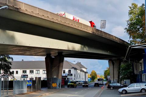 Ab Freitag wird die Garbenheimer Straße unter der Taubensteinbrücke gesperrt. Foto: Pascal Reeber 