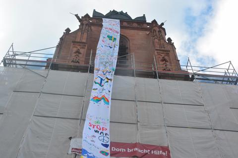 Ein 40 Meter langes Banner aus 35 Bettlaken haben die Organisatoren der Mahnwache von einer Brüstung des Domes entrollt.  Foto: Lothar Rühl 