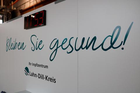 Fünf leitende Mitarbeiter des Lahn-Dill-Kreises und "unmittelbare Kontaktpersonen" sind bei Probeläufen im Lahnauer Impfzentrum mit dem bisher allgemein knappen Impfstoff geimpft worden. Foto: Jörgen Linker 