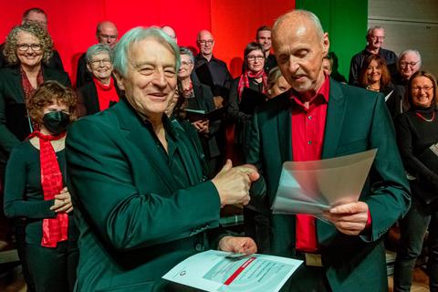 Hubert Kleinmichel (l.) erhält von Klaus Kummer eine besondere Ehrung des Deutschen Chorverbandes. © Michael Bender