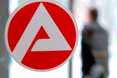 Die Arbeitsagentur Wetzlar hat den Arbeitsmarktbericht für September vorgelegt. Insgesamt 6848 Menschen sind im Lahn-Dill-Kreis arbeitslos registriert.  Archivfoto: Bernd Wüstneck/dpa 