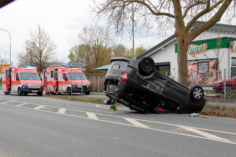 Heftiger Unfall auf der Hermannsteiner Straße in Wetzlar: Der 80-jährige Fahrer dieses Fords musste schwer verletzt ins Krankenhaus.  Foto: Gert Heiland 