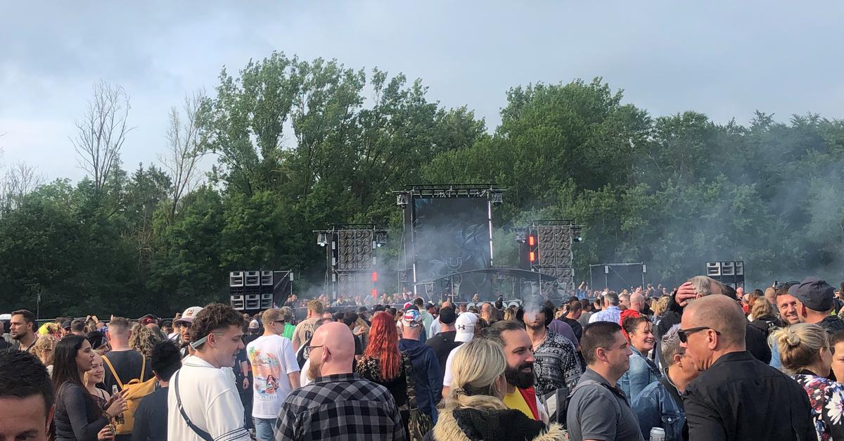 „James Wood“ in Wetzlar Technofans trotzen Regen und Matsch