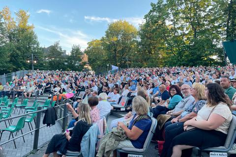 Im Sommer soll Kabarettistin Lisa Fitz im Rosengärtchen auftreten, als einer der Hauptprogrammpunkte der Wetzlarer Festspiele.