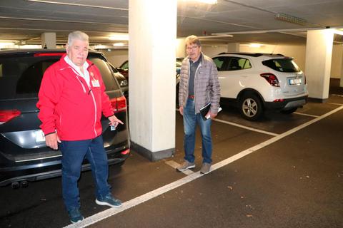 Bleibt Vorsitzender des Auto Clubs Europa für die Region Lahn-Dill: Willi Kerkes (links) - hier mit Bruno Götz. © Henning Schenkenberg