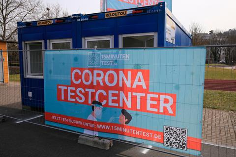 Im neuen Testzentrum im Wetzlarer Stadion können sich alle Bürger, nicht nur solche aus Wetzlar, testen lassen. Voraussetzung ist aber eine vorherige Anmeldung. Foto: Pascal Reeber 