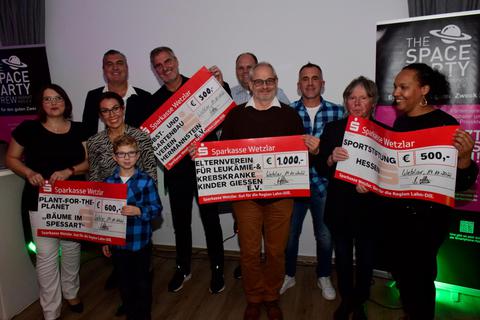 Der Förderverein Space Party Crew vergibt 2600 Euro Spenden für soziale Zwecke.  Foto: Lothar Rühl 