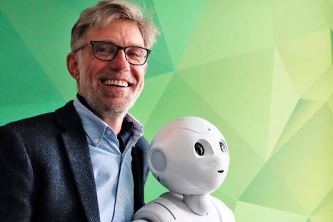 "Künstliche Intelligenz kann immer nur das, wofür sie trainiert wurde." - Professor Michael Guckert mit Roboter "Pepper Plus".  Foto: TH Mittelhessen 