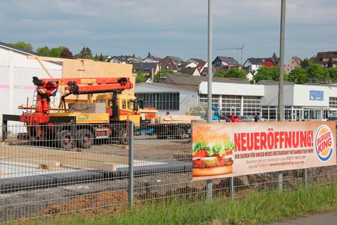 Neue Aussichten an der Hermannsteiner Straße: Auf dem früheren Teilgelände von Neils & Kraft wird für Burger King gebaut, der Fahrradhändler Bikesnboards wird in eine der Hallen einziehen, außerdem die Autovermietung Sixt und Turkac Hausmeisterservice.  Foto: Steffen Gross 