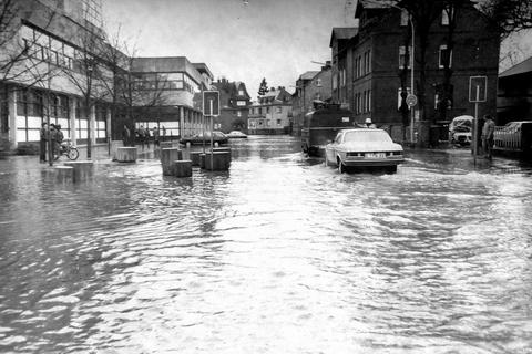 Wo steht 1982 Wetzlar derart unter Wasser? Foto: Hans-Georg Waldschmidt 