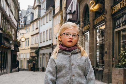 Frieda Krämer (6) wurde mit Down-Syndrom geboren. Anlässlich des Welt-Down-Syndrom-Tags wurde sie für Fotoausstellung „mittendrin“ in der Wetzlarer Altstadt fotografiert. Die Fotos sind in Geschäften der Wetzlarer Altstadt zu sehen. 