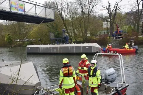 Helfer von THW und DLRG trotzen Wetter beim Aufbau der Wetzlarer ...