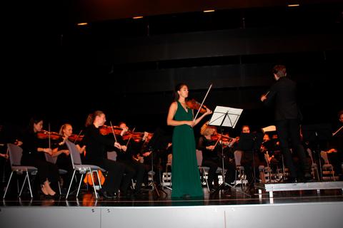 Solistin Usha Kapport (im grünen Kleid) überzeugt vor allem in der Solokadenz mit technischer Virtuosität.   Foto: Eva-Maria Lerch 