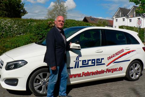 Solmser Fahrlehrer Jürgen Ferger beklagt das Ausbildungsverbot
