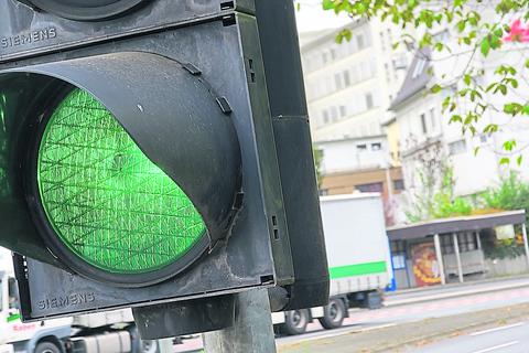 59 Ampelanlagen regeln in Wetzlar den Verkehr, davon wurden bereits vor dem Ukraine-Krieg 49 Exemplare nachts abgeschaltet. Weitere Abschaltungen plant die Stadt nicht. Weitere Energieeinsparungen werden allerdings durch die Umrüstung der letzten konventionellen Anlagen auf LED-Technik erwartet. 