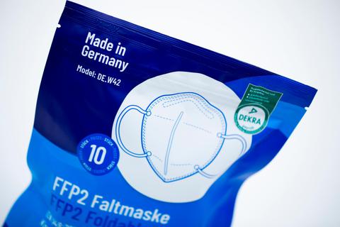 Die IG Bau kritisiert Arbeitgeber, dass Reinigungskräfte ihre Masken selbst bezahlen müssten. Symbolfoto: Rolf Vennenbernd/dpa 