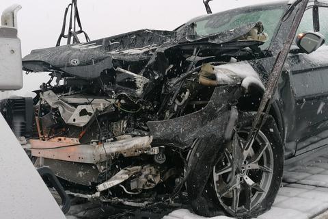 Ein Mercedes ist auf der A45 schwer beschädigt worden. 