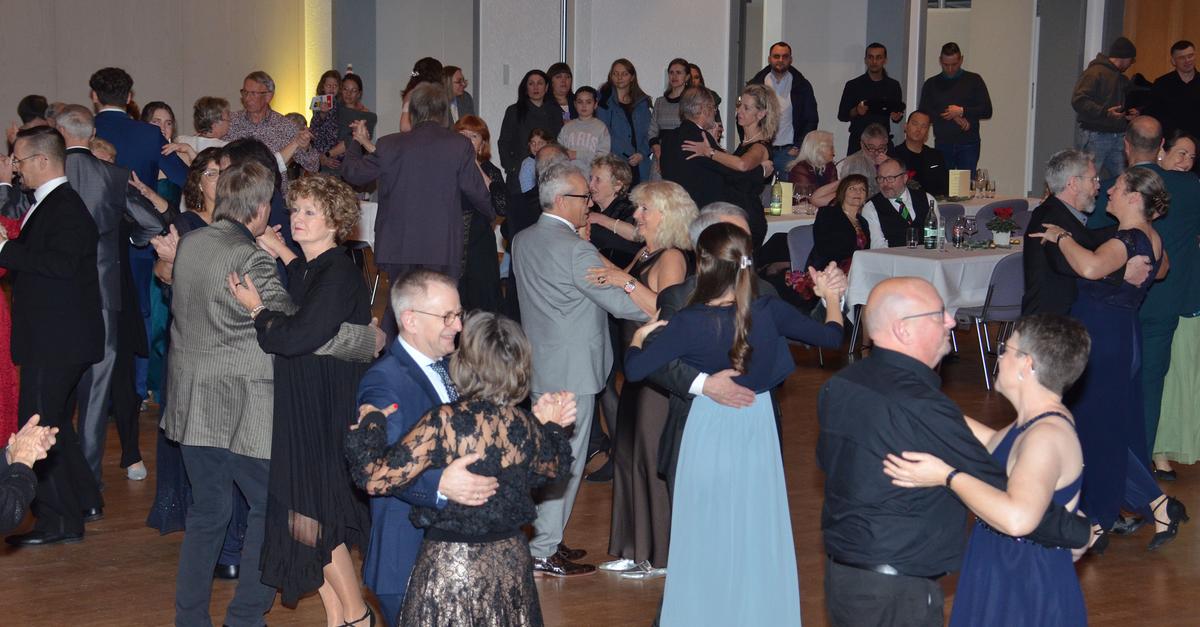 Ausverkaufter-Weihnachtsball-begeistert-T-nzer