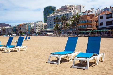 Die Touristen fehlen: Hotels und Strände auf der spanischen Insel Gran Canaria sind meist leer. Foto: Manuel Navarro/dpa 