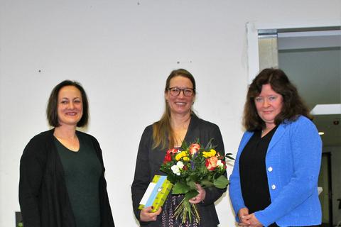 Schulamtsdezernentin Ursula Saathoff (re) überreichte die Ernennungsurkunde und gratulierte zusammen mit ihrer Mitarbeiterin Claudia Janise (li) zur neuen Aufgabe.	Foto: Heike Pöllmitz