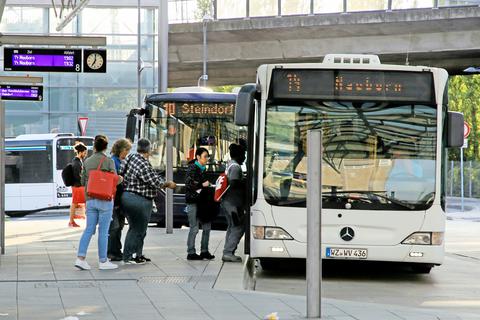 Stadtbusse am Wetzlarer Busbahnhof: Die Firma Gimmler, ein Eigenbetrieb der Stadt Wetzlar, wird auch in den kommenden zehn Jahren das Stadtbusnetz bedienen.