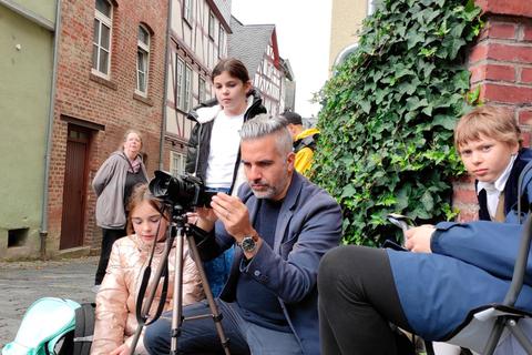 Regisseur Claudio D'Attis und seine Schüler während der Dreharbeiten ihres Kurzfilms. © VHS Wetzlar