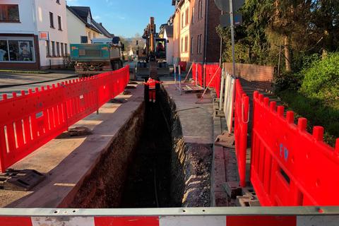Vorgezogene Bauarbeiten in der Flutgrabenstraße: Seit Montag werden dort Gas- und Wasserleitungen getauscht.  Foto: Steffen Gross 