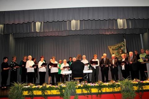 Der gemischte Chor der "Cäcilia" Nauborn absolviert mit Unterstützung der "Tonart"seinen allerletzten Auftritt. © Heike Pöllmitz