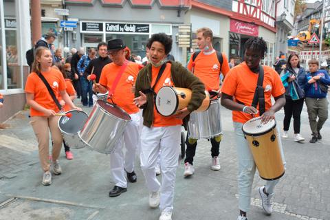 Die Trommelgruppe "Smiling Drumcake" des Albert-Schweitzer-Kinderdorfes zieht musizierend durch Wetzlars Altstadt.  Foto: Lothar Rühl 