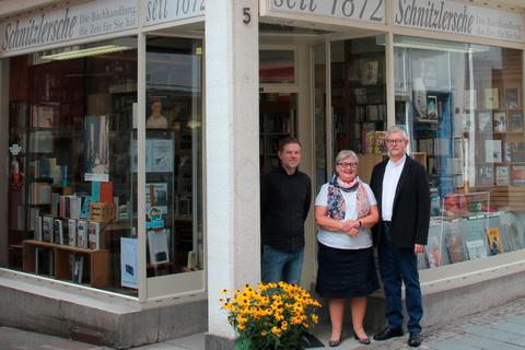 Vor historischer Kulisse: Henning Rühl (v. l.) soll die Buchhandlung von Barbara Kuske und Ulrich Fasbender übernehmen. © Gert Heiland