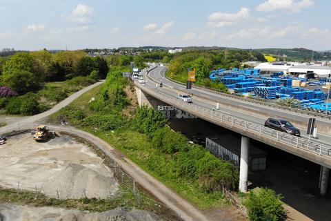 Die Hochstraße durch Wetzlar hat ein Ablaufdatum. Sie darf wegen konstruktiver Mängel nur noch bis maximal Ende 2027 genutzt werden. Anschließend soll die B49 in Form einer Umgehung bei Dalheim inklusive Tunnel neu gebaut werden.