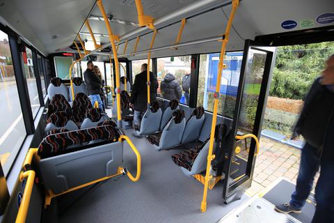 Mit dem Fahrplanwechsel am Sonntag ist die Buslinie 24 zwischen Wetzlar und Gießen mit einem neuen Konzept unterwegs. Unter anderem wird es Expressfahrten geben. Einer der neuen Busse ist am Donnerstag erstmals in Lahnau zu sehen.