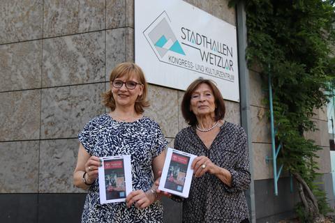 Katharina Endres (l.), Vorsitzende des Theaterrings Wetzlar, und Pressereferentin Gisela Hofmann präsentieren das Programm für die Spielzeit 2023/2024.