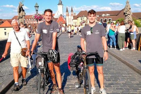 Die beiden Spendenradler Lukas Geil (l.) und Felix Janson waren unterwegs in Süddeutschland. Unter anderem legten sie einen Zwischenstopp auf der Steinernen Brücke in Würzburg ein. Foto: Felix Janson.  