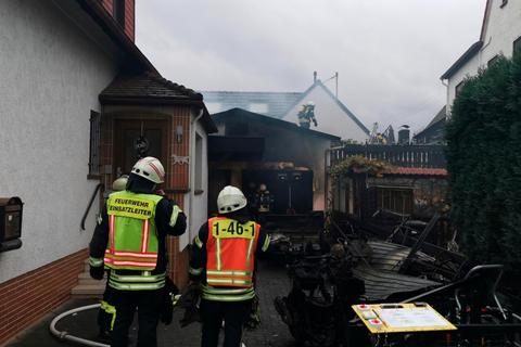 Die Garage ist ausgebrannt, die Wohnhäuser bleiben vom Feuer verschont.  Foto: Feuerwehr Wetzlar 