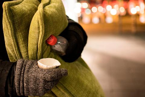 Ohne feste Bleibe: Viel Zeit haben die Herborner Lokalpolitiker zuletzt in Diskussionen zum Thema "Obdachlosigkeit" gesteckt. Symbolfoto: Andreas Arnold/dpa 