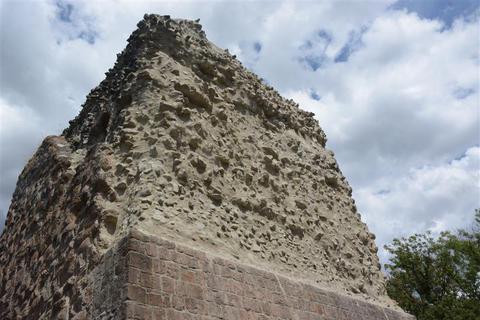 Der aus dem 12. Jahrhundert stammende Bergfried der Burgruine Kalsmut. Für dieses Jahr sind die Sanierungsarbeiten zur Sicherung des Turms abgeschlossen.