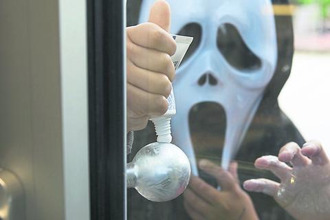 Das Schmieren von Zahnpasta auf die Klinke der Haustür zählt an Halloween zu einem der Streich-Klassiker. Doch wer es mit seinen Streichen übertreibt, der muss im Einzelfall mit harten Strafen rechnen.